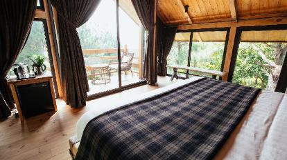 Deluxe Double Room with Balcony and Pool view - Bedroom