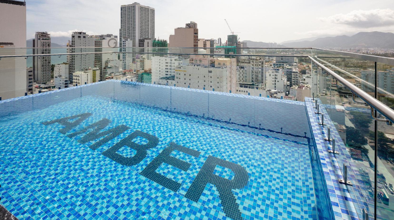 Swimming pool [outdoor]