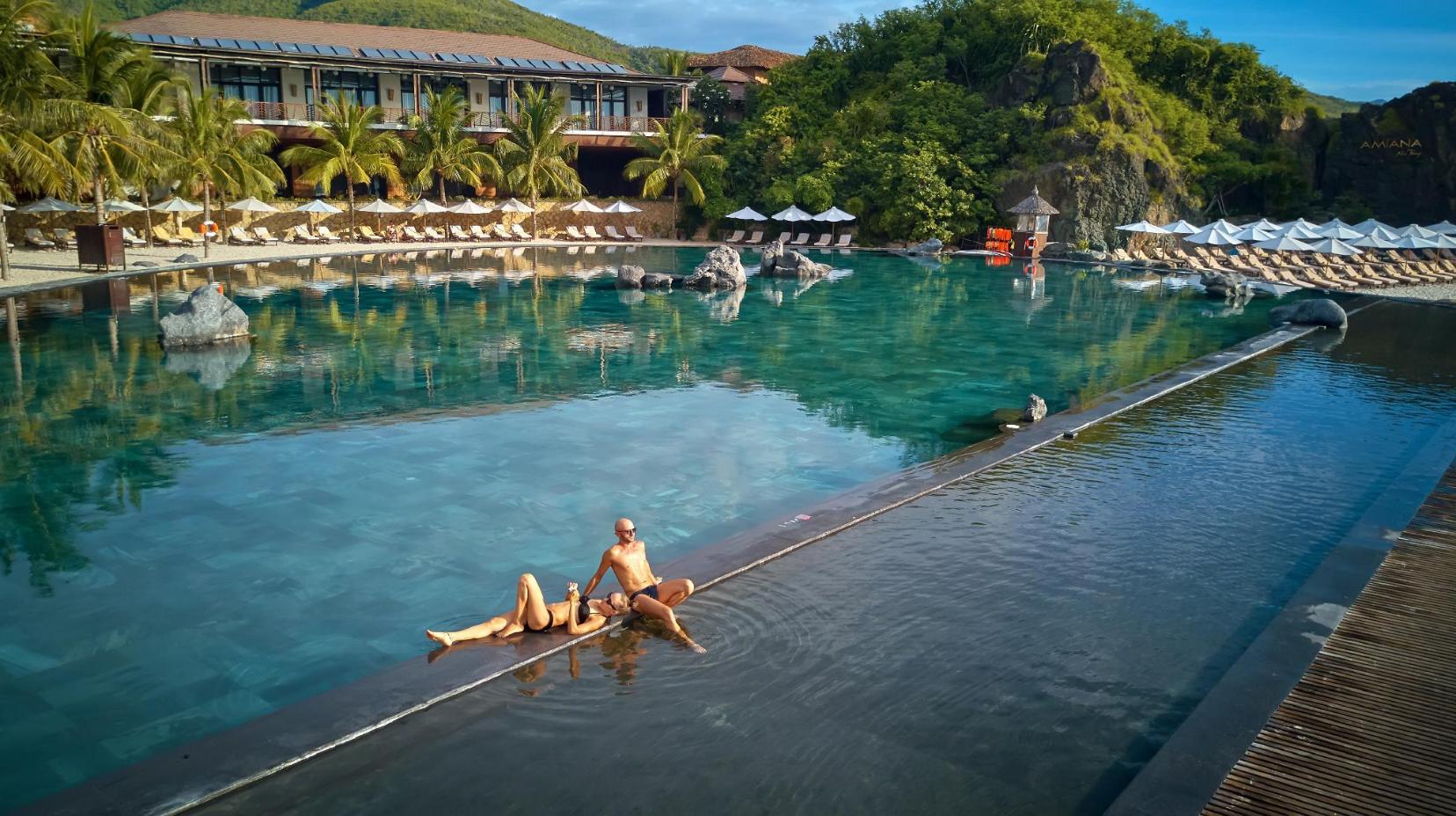 Swimming pool [outdoor]