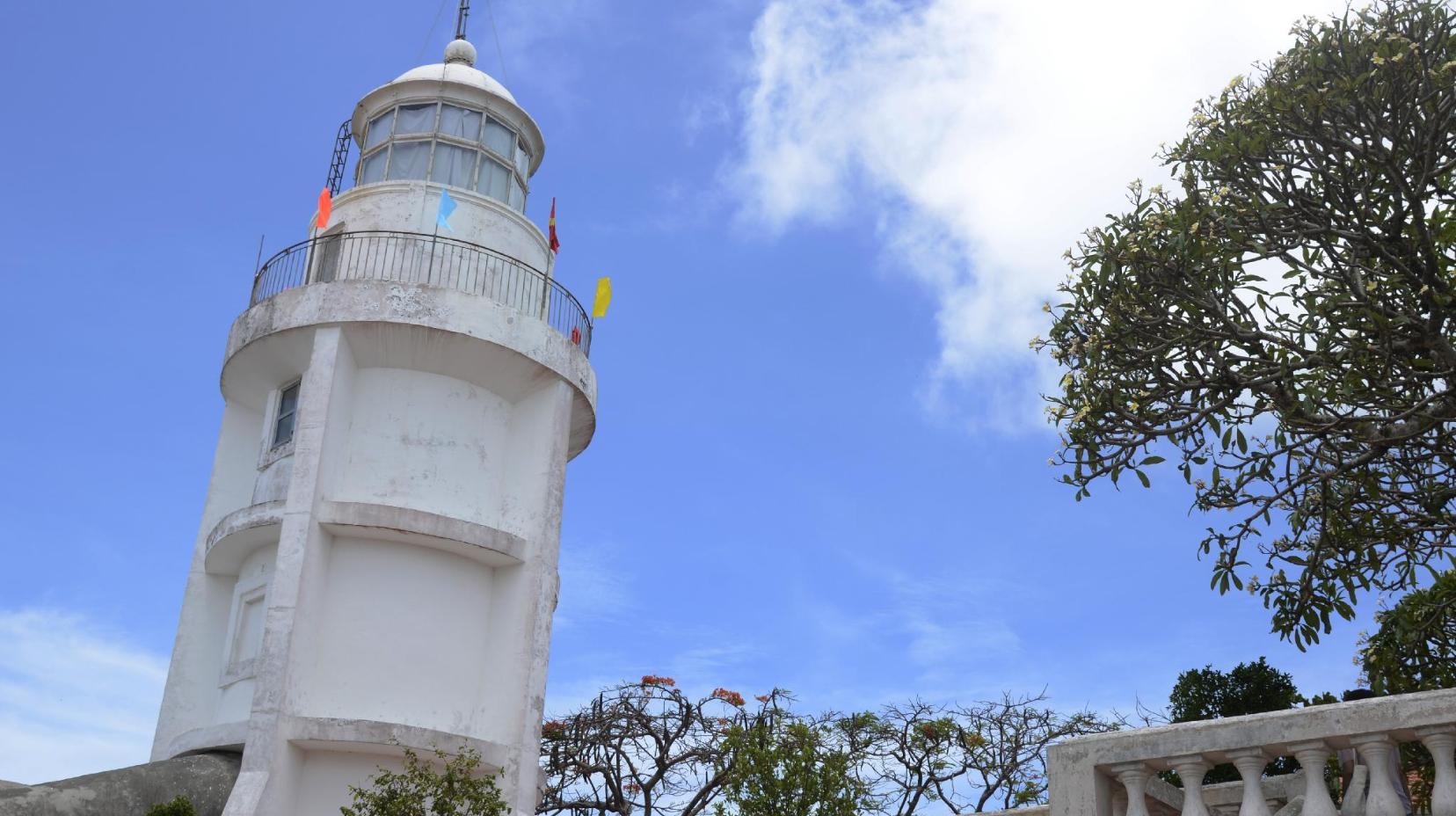 Lighthouse - 950 m from property