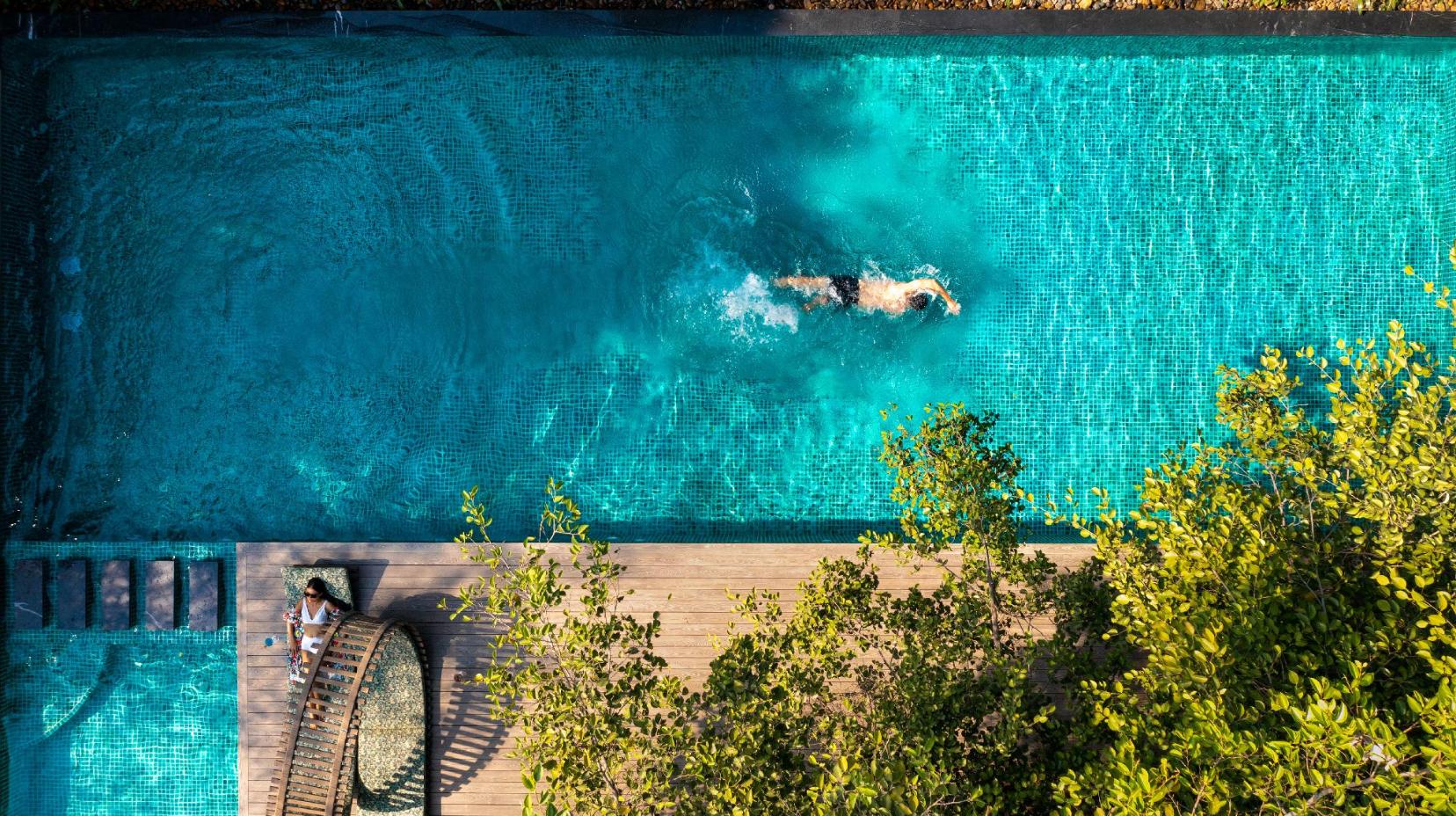 Swimming pool [outdoor]