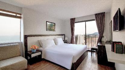 Executive Mountain View Double Room - Bed