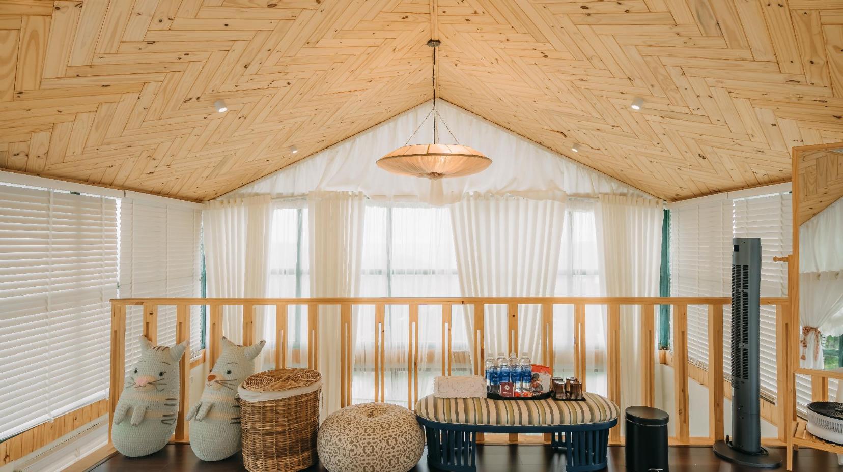 Family Room with King Bed - Interior view