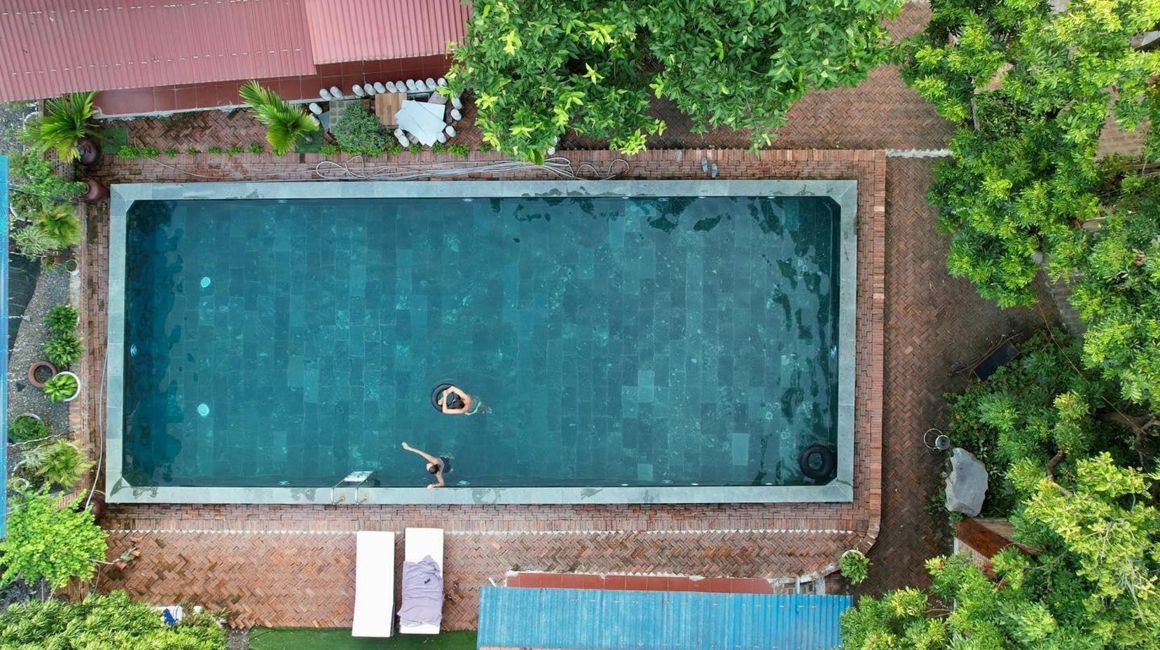 Swimming pool [outdoor]