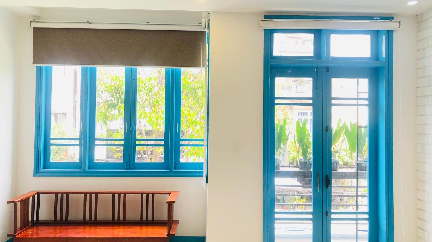 Family Room with Balcony - Interior view