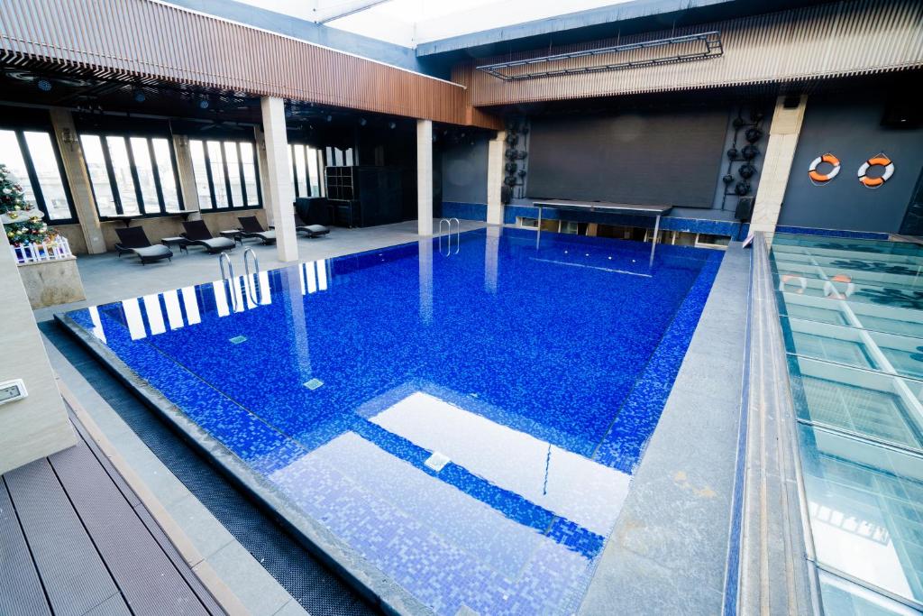 Swimming pool