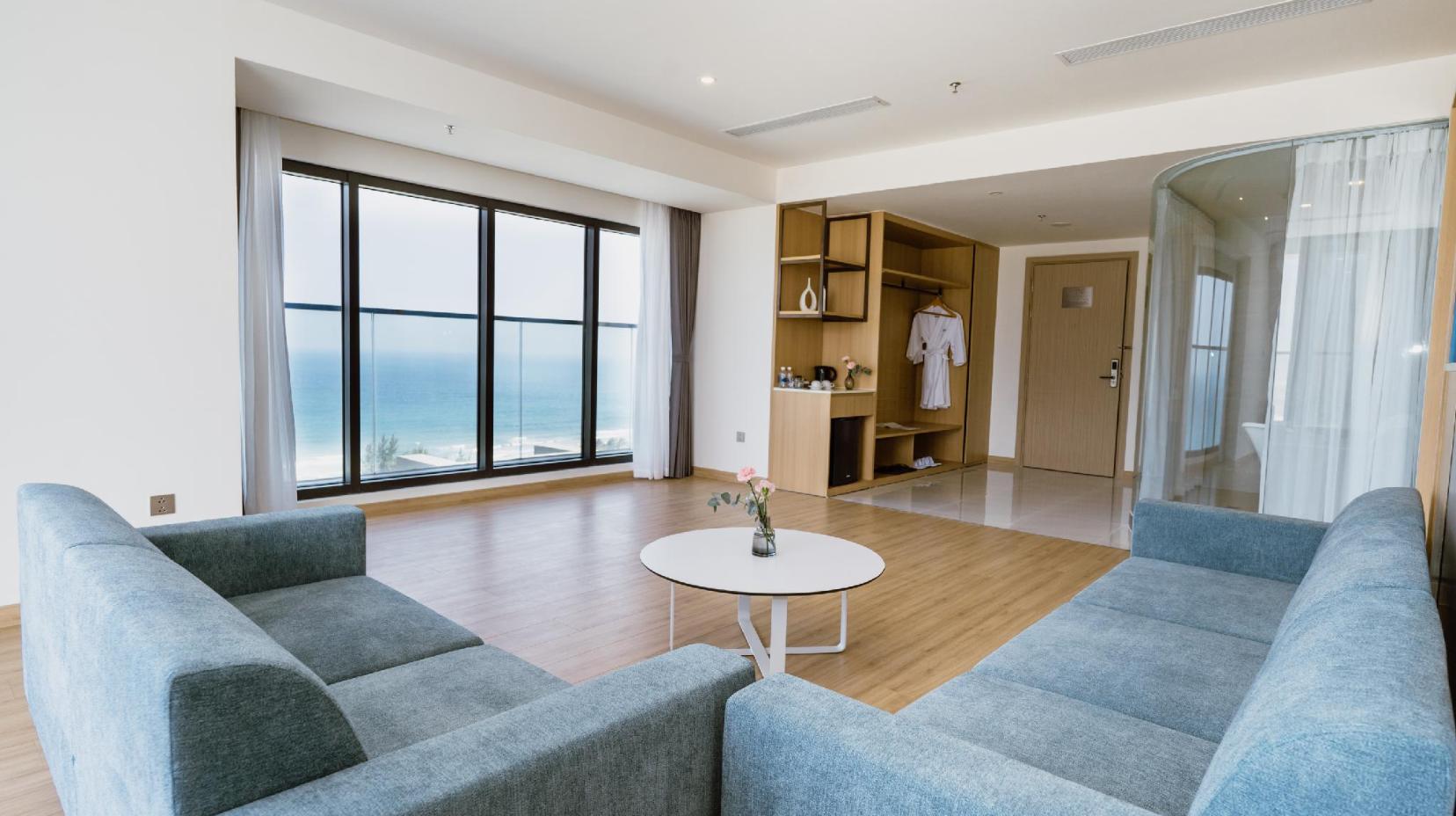 Beachfront Suite - Separate living room