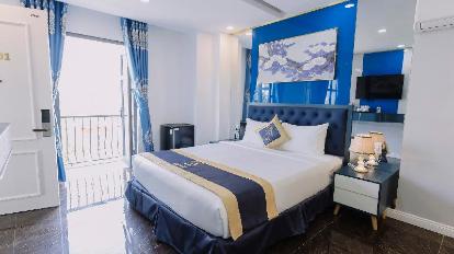 Deluxe King Room with Balcony - Bedroom