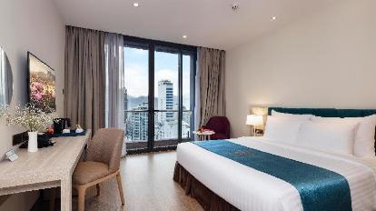 Deluxe Partial Sea View Room with Balcony - Bed