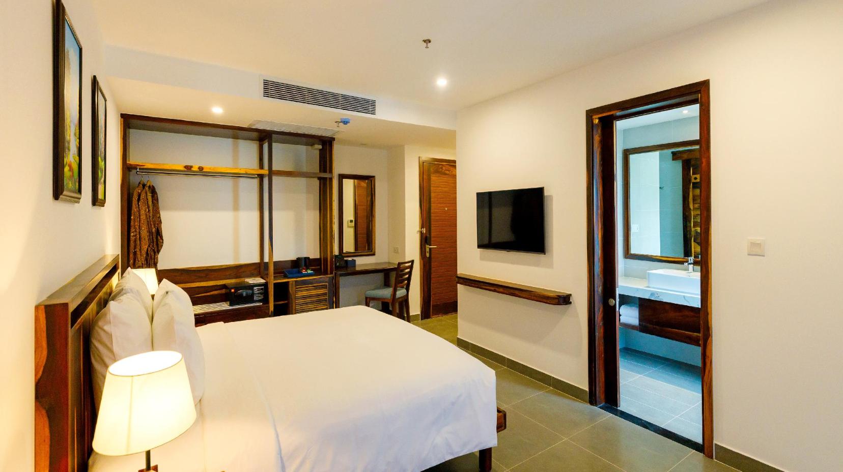 Deluxe Double Room with Balcony - Bedroom