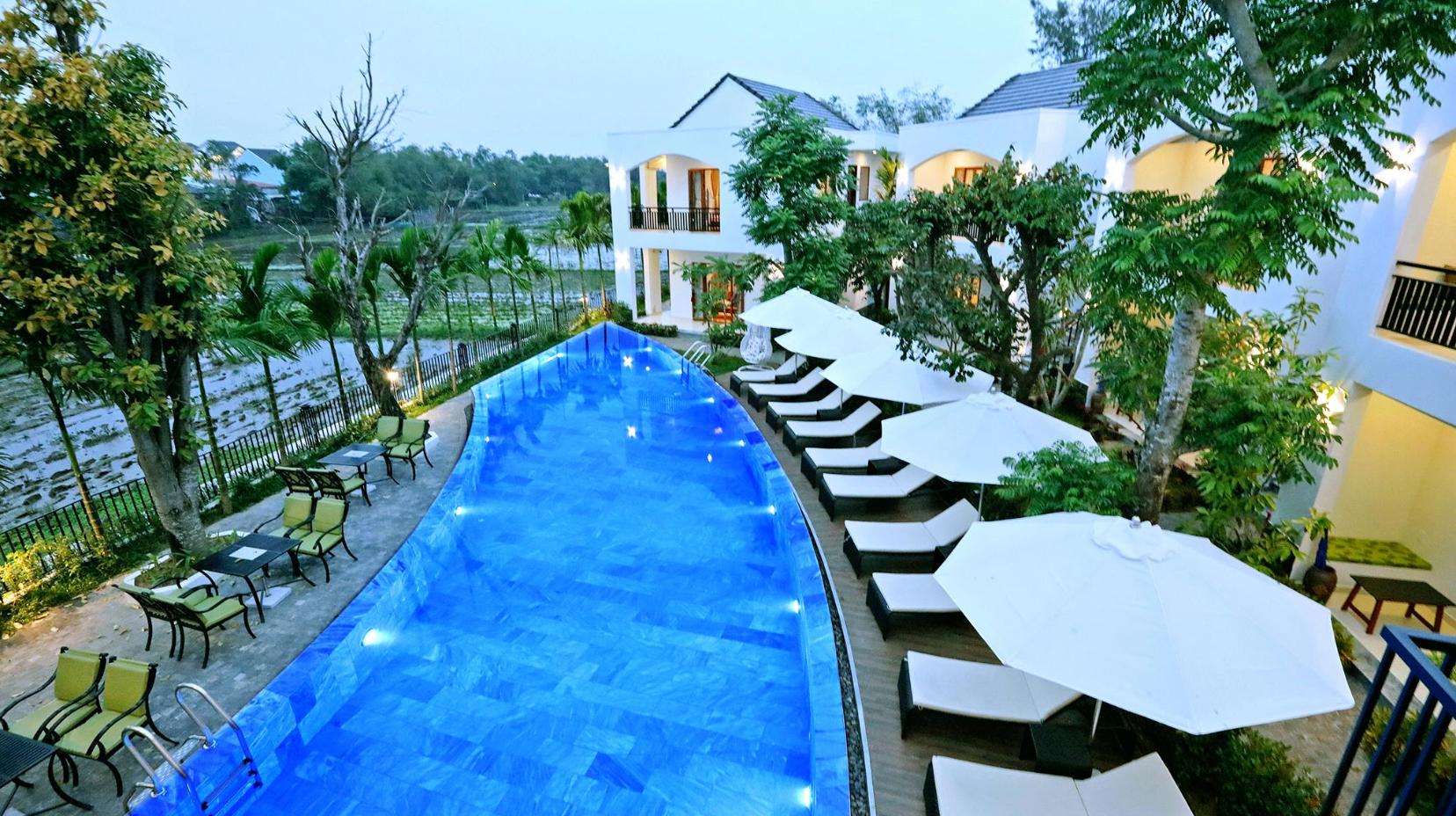 Swimming pool [outdoor]