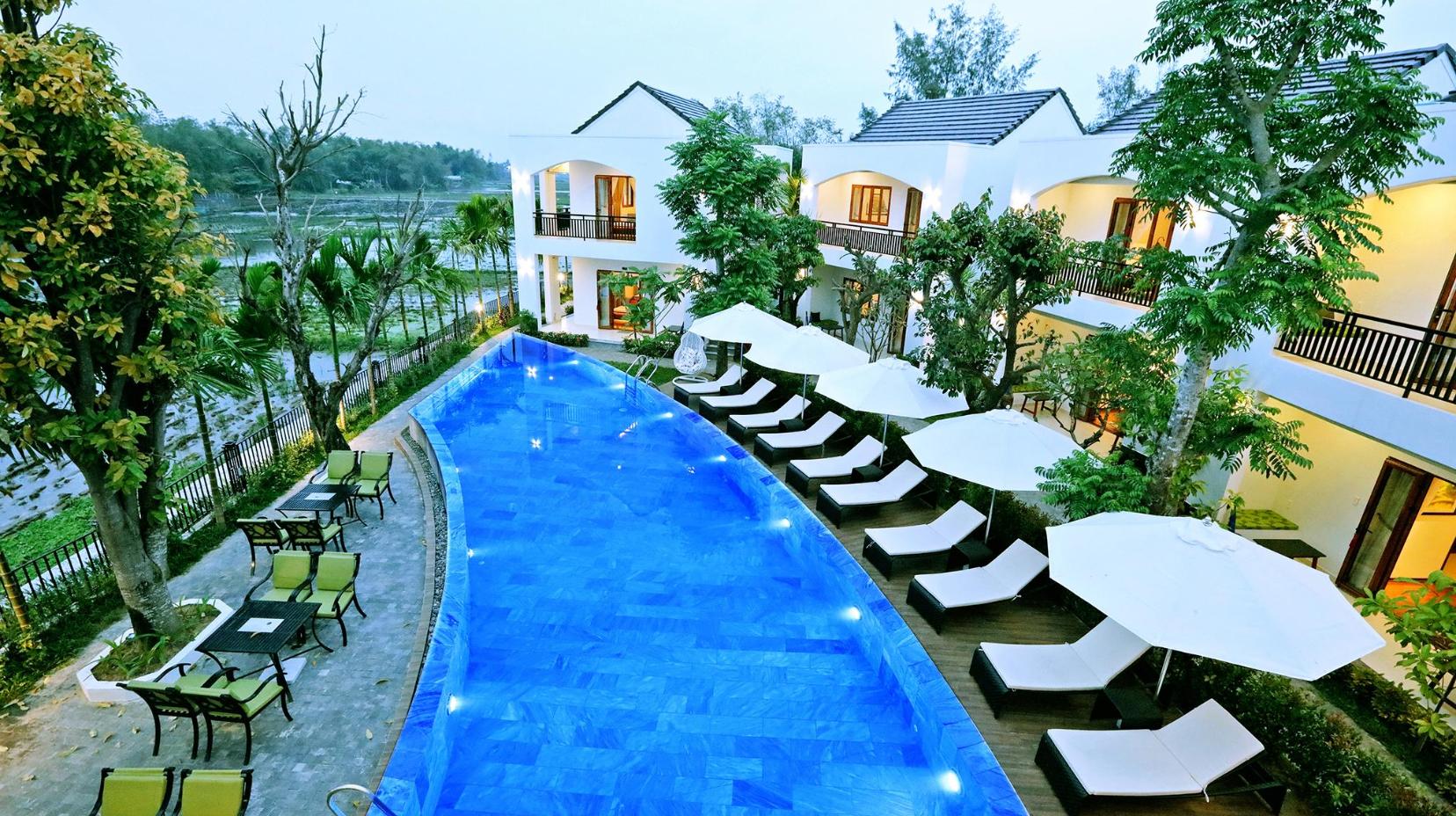 Swimming pool [outdoor]