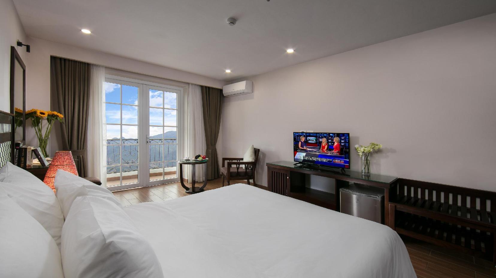 Executive Mountain View Room with King Bed - Bed