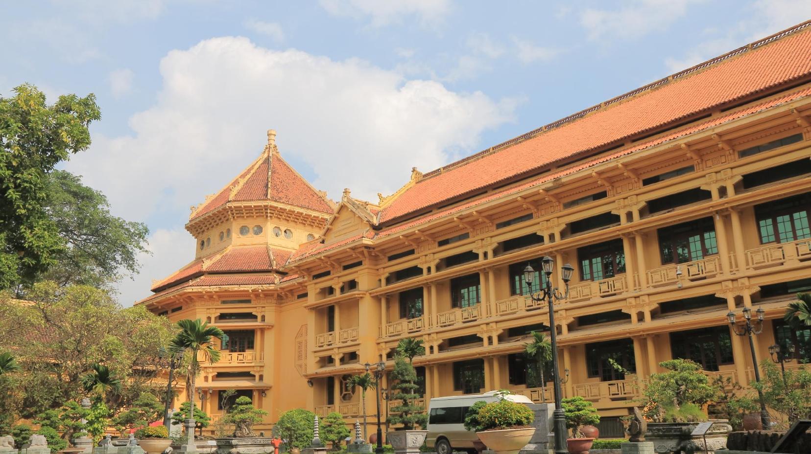 Vietnam National Museum of History - 700 m from property