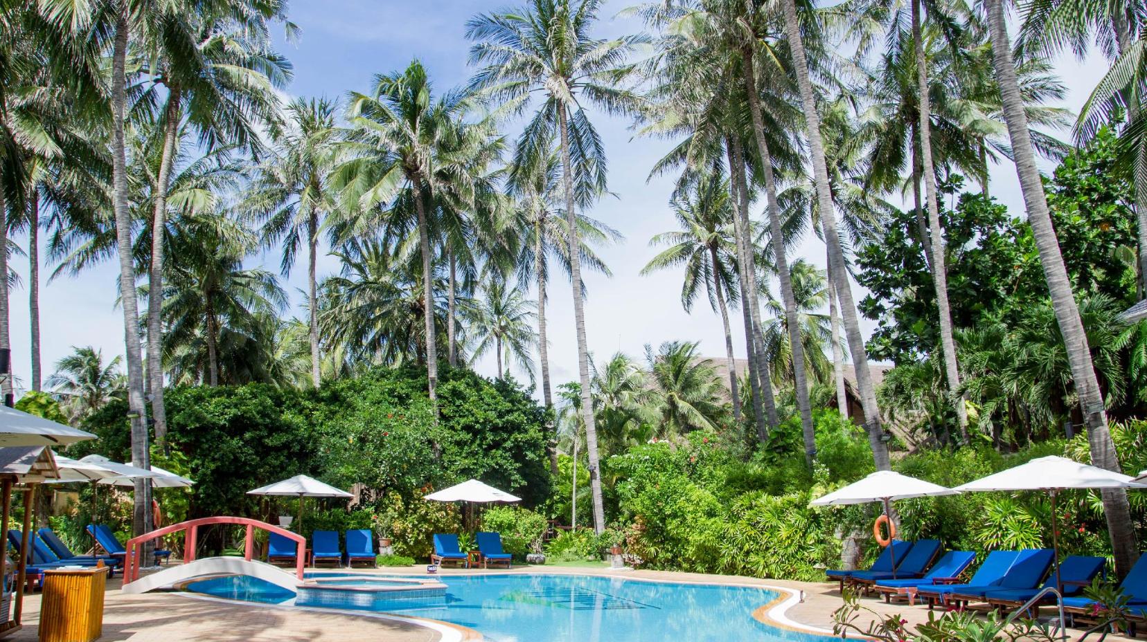 Swimming pool [outdoor]