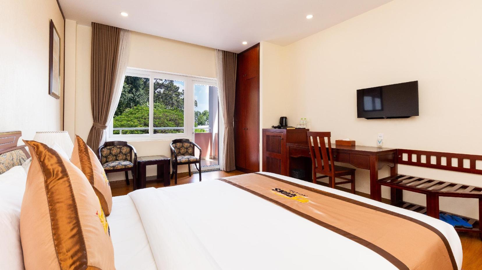 Executive Room with Balcony - Bed