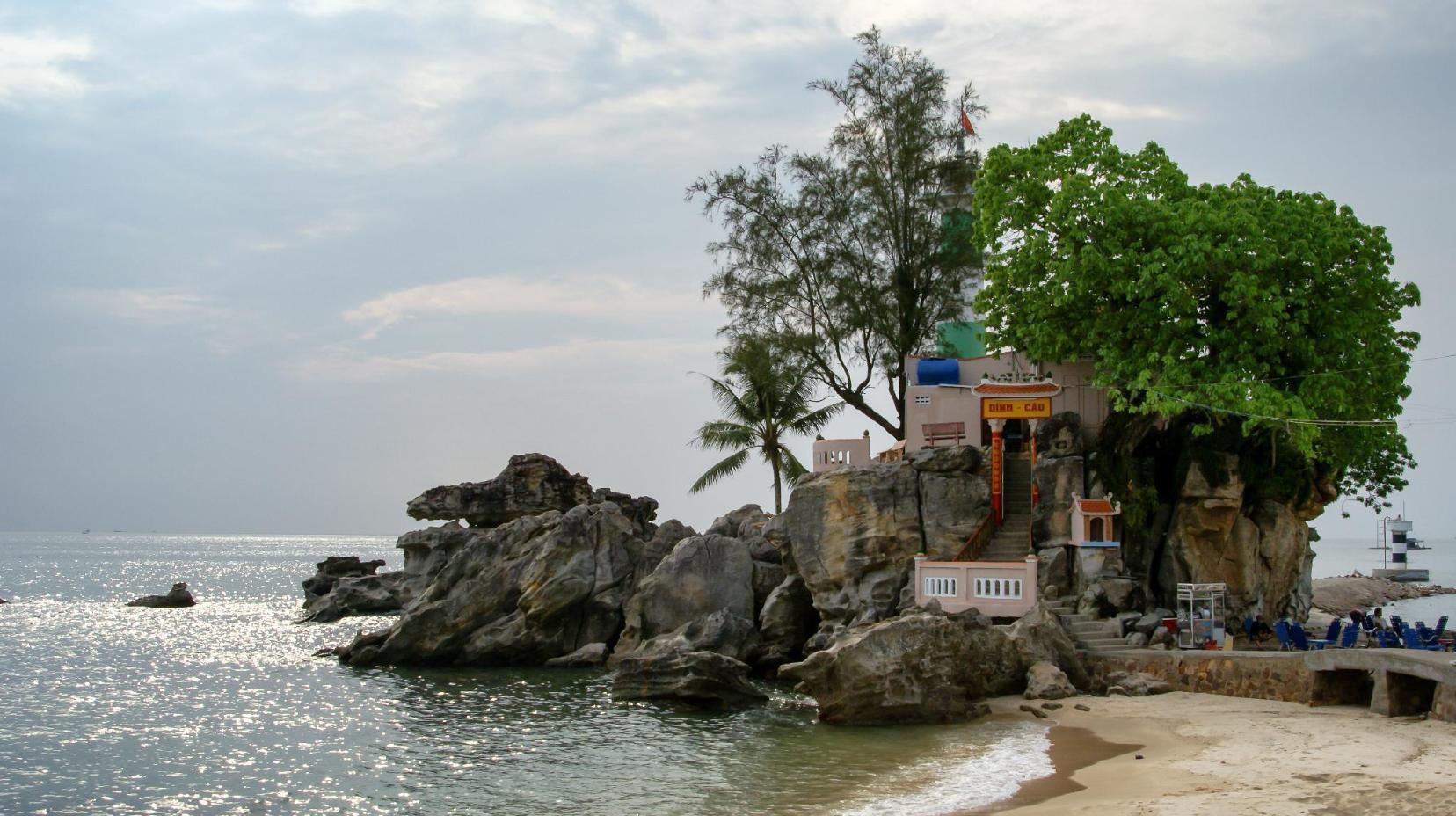 Dinh Cau Rock (Cua Temple) - 240 m from property