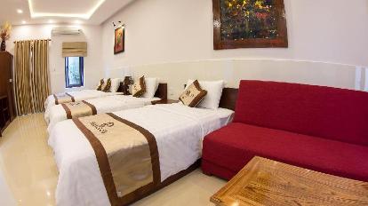 Deluxe Family Room with 1 King Bed and 2 Single Beds