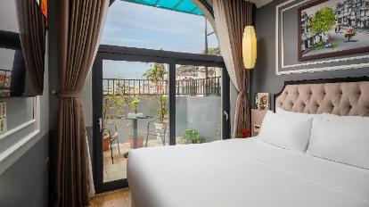 Deluxe Double Balcony City View - Bed