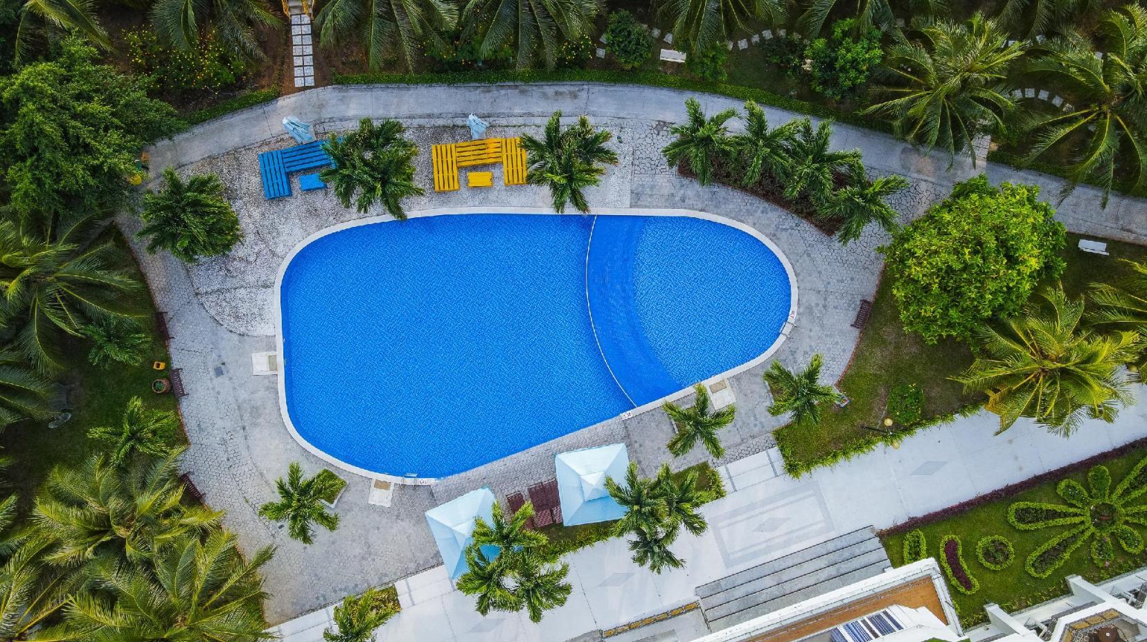 Swimming pool [outdoor]