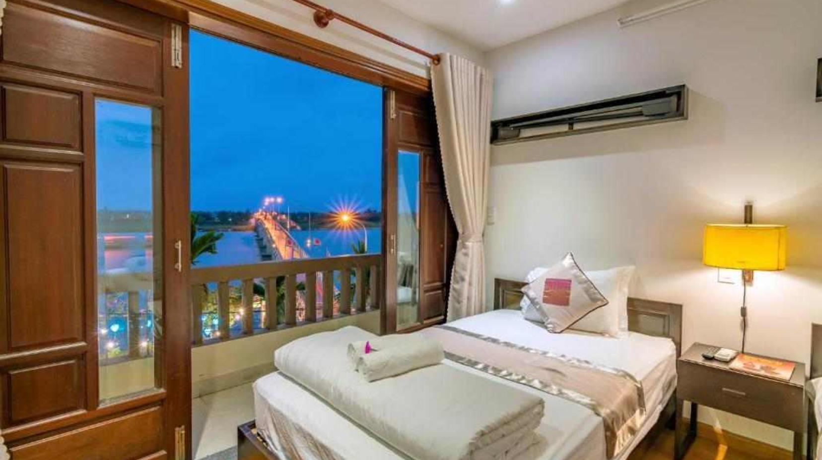 Deluxe Double Room with Balcony - Bed