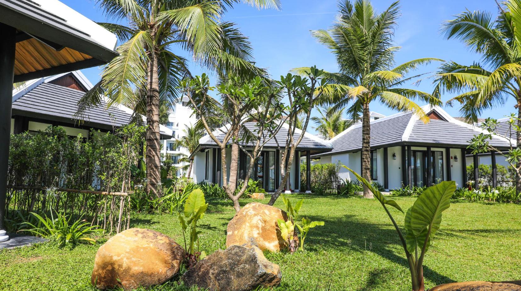 Beachfront Bungalow - Garden