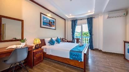 Deluxe Room with Balcony - Guestroom