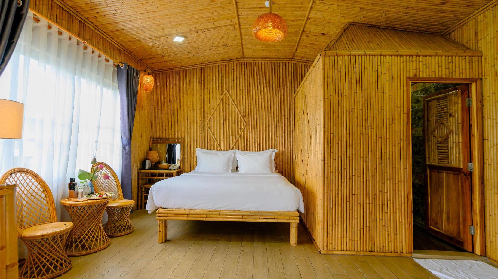 Bamboo Lake View Bungalow - Bed