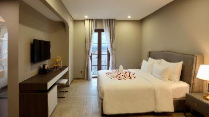 Premier King Room with Balcony - Guestroom