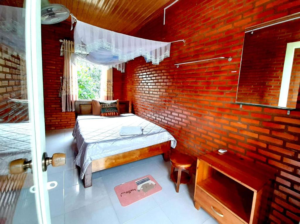 Standard Single Room with Shared Bathroom