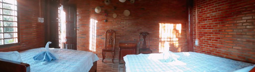 Family Room with Garden View