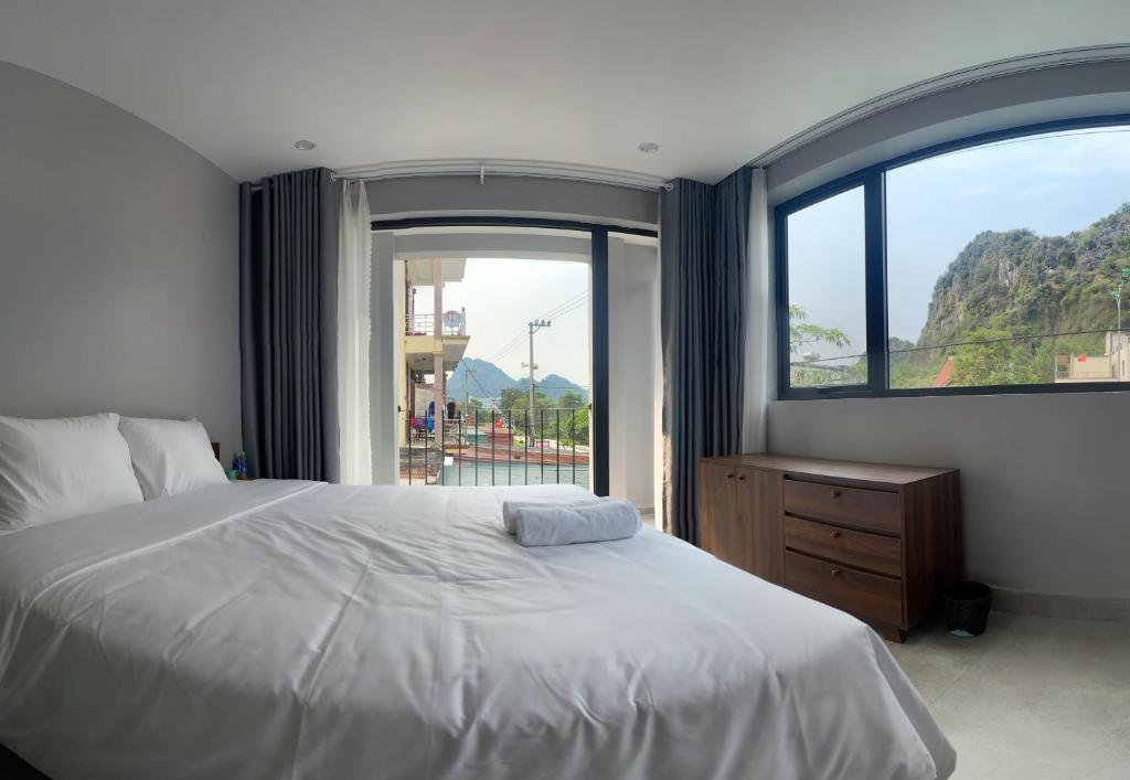 King Room with Mountain View