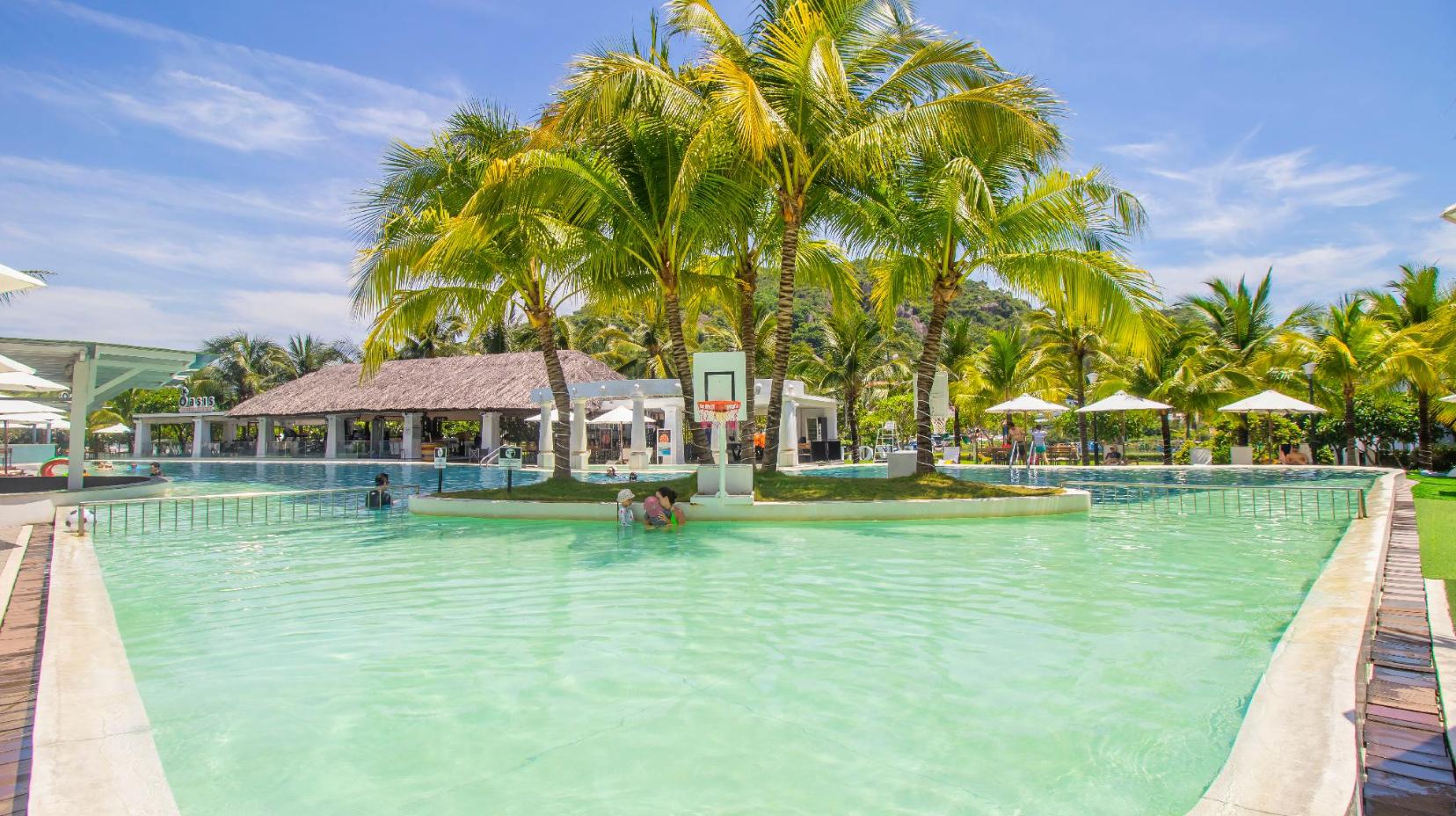 Swimming pool [outdoor]