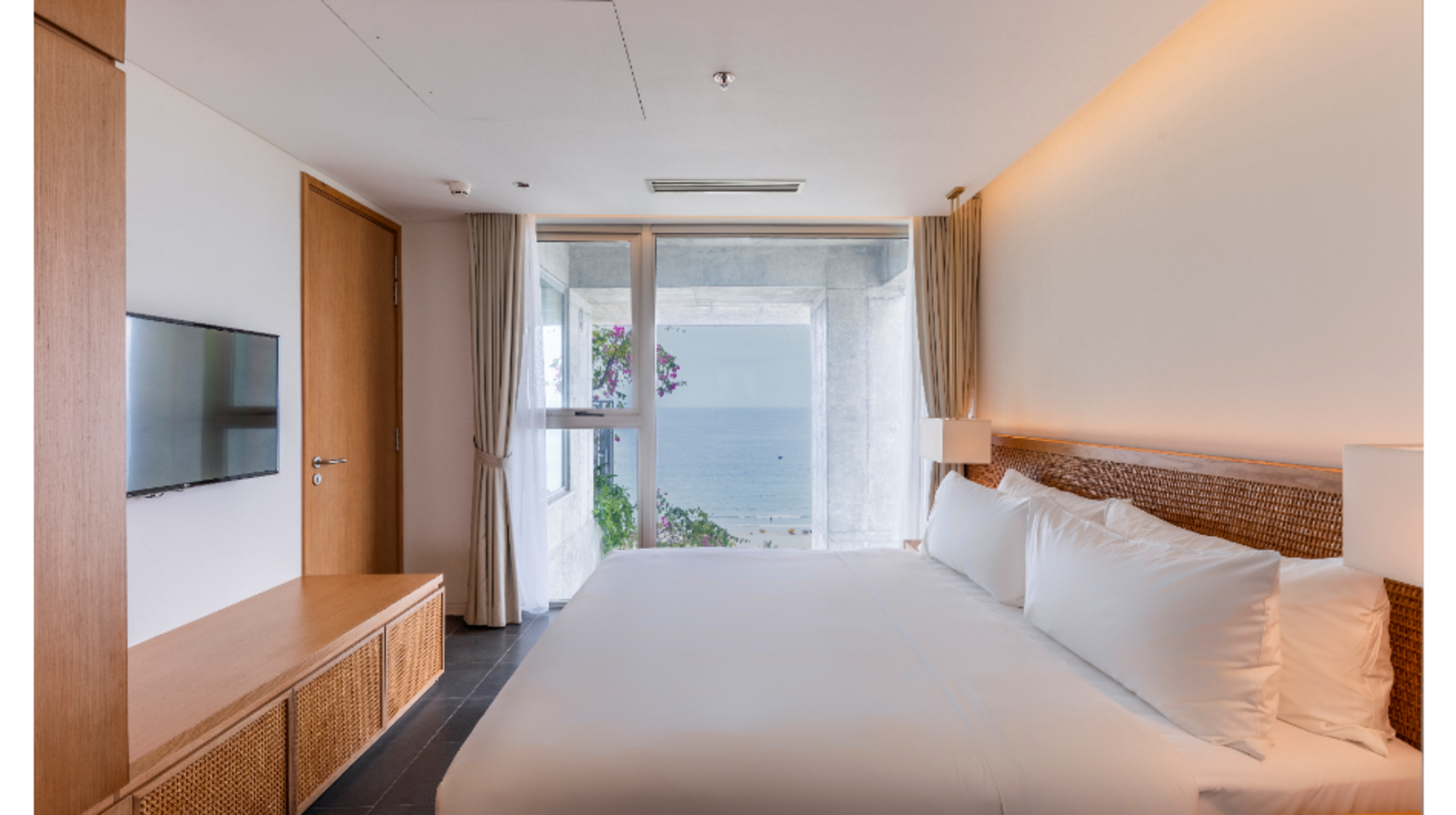 1-Bedroom Sea View Apartment with Balcony - Bed