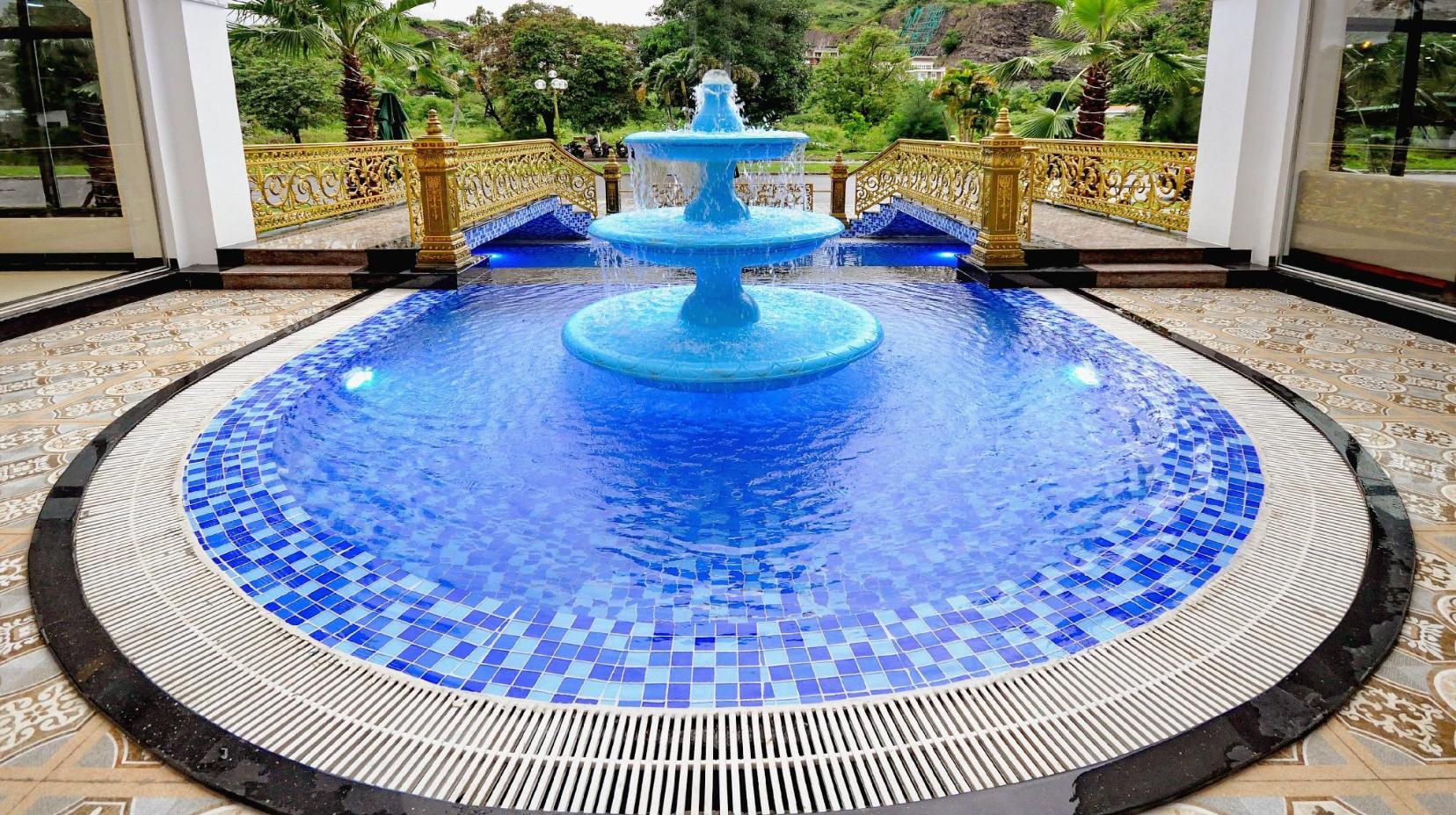 Swimming pool [outdoor]