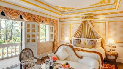 Royal Luxury Lake or City View Room - High Tea Inclusive - Bed