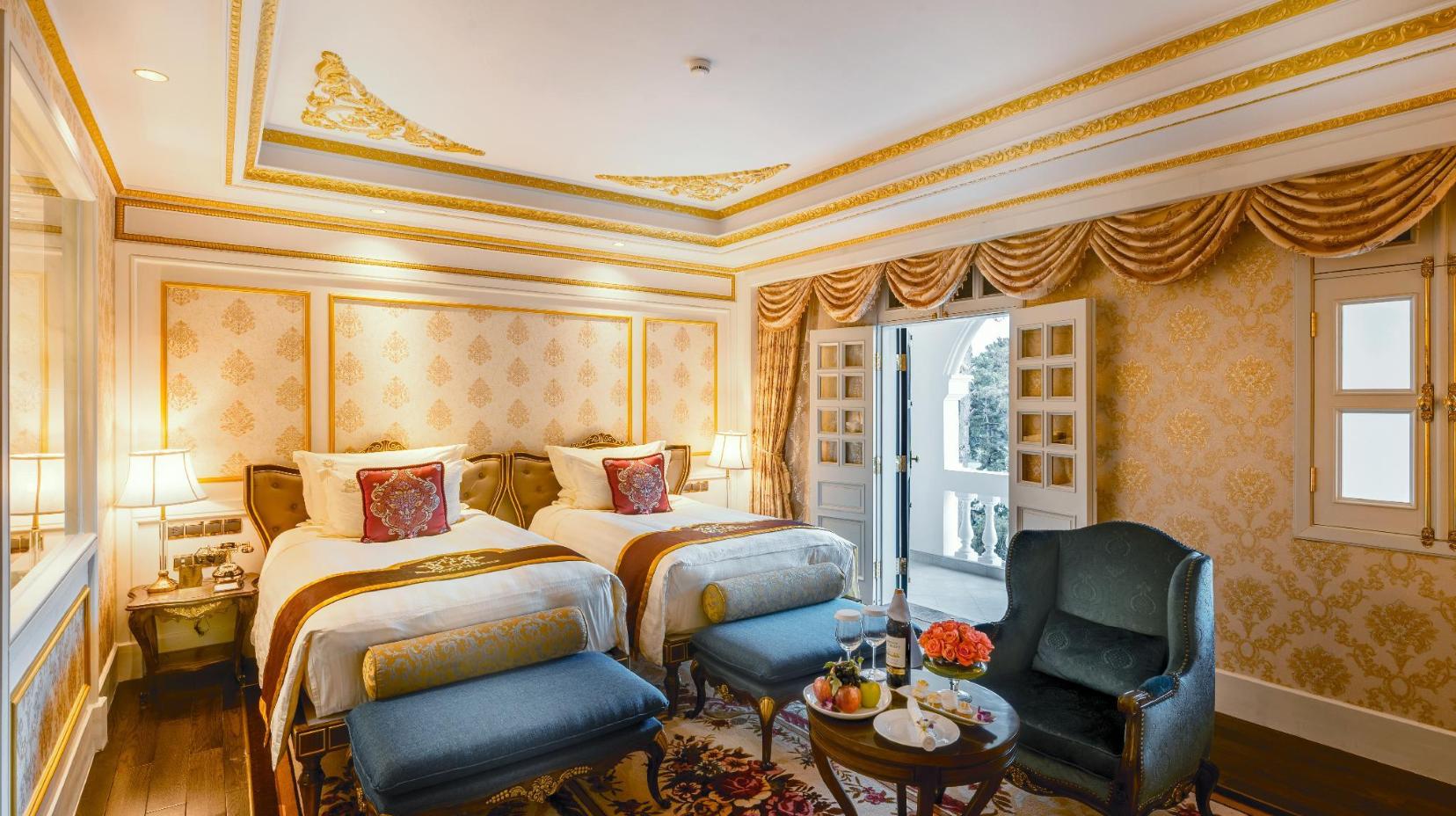 Royal Luxury Lake or City View Room - High Tea Inclusive - Bed