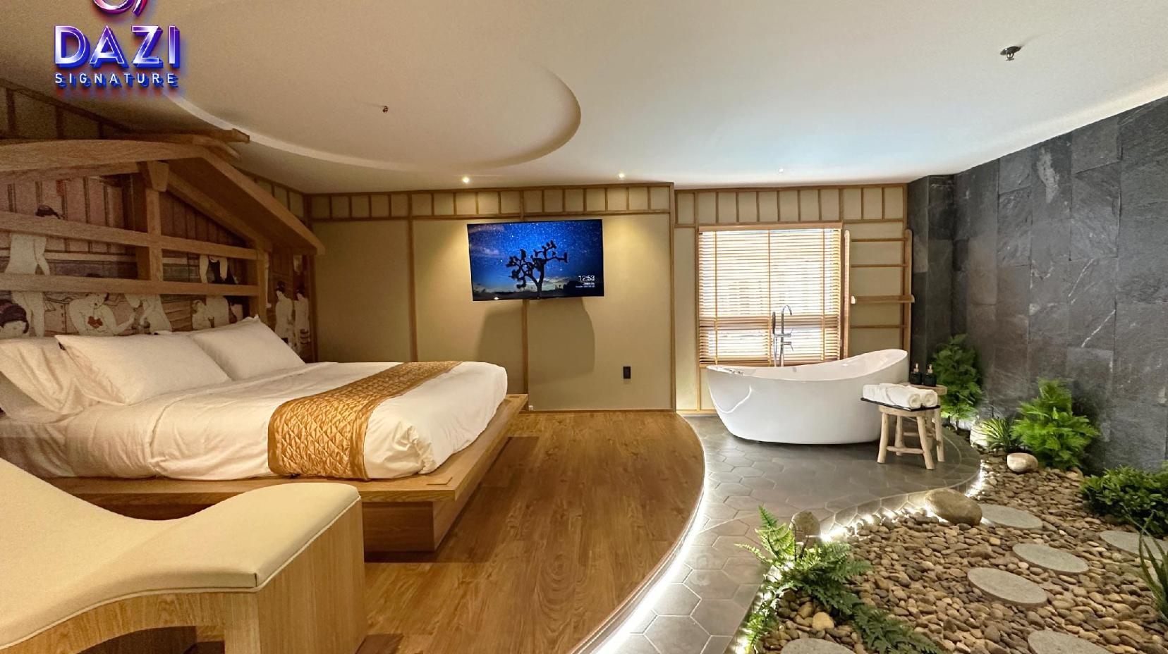 Suite with Hot Tub - Non-Smoking - Bed