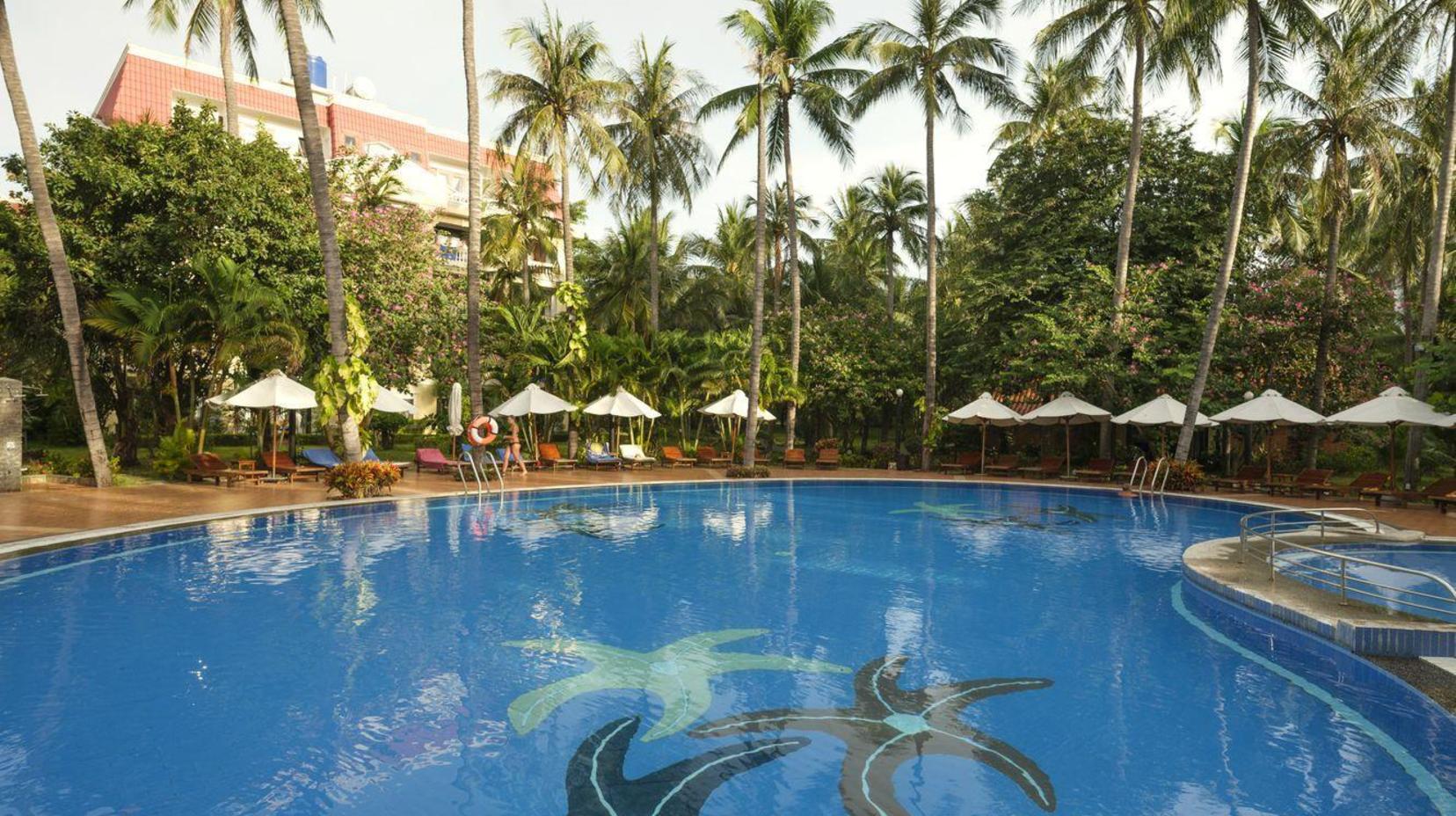 Swimming pool [outdoor]