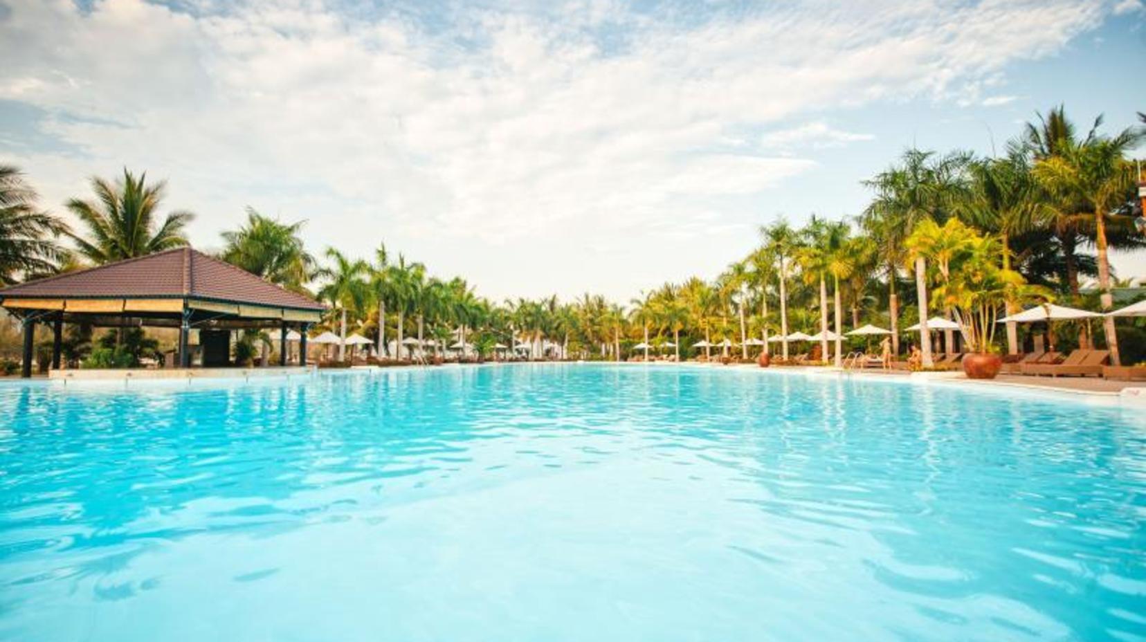 Swimming pool [outdoor]