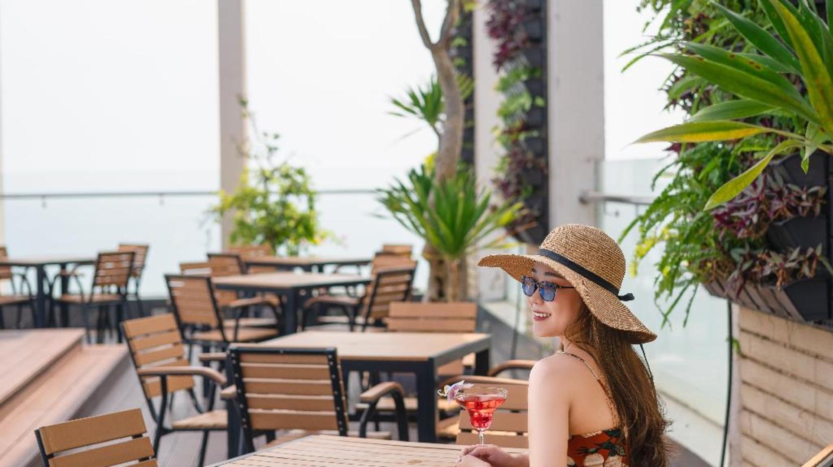 Poolside bar