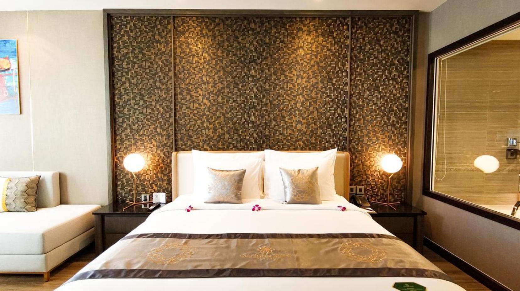 Signature Deluxe King Room - Bed