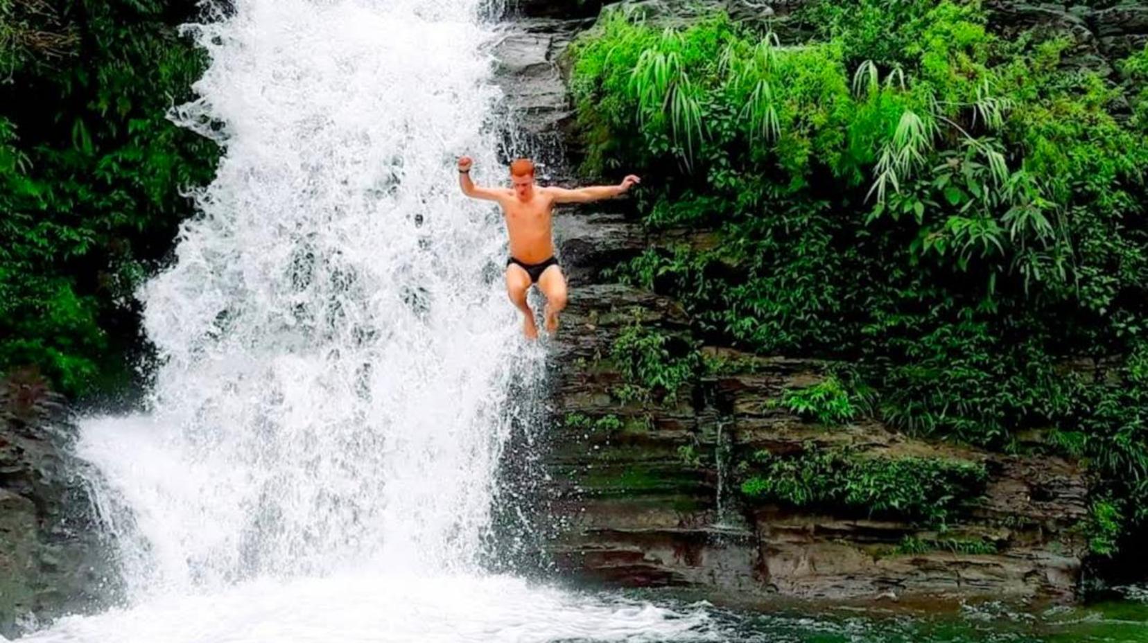 Swimming pool [outdoor]