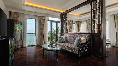 Lake View Suite with Balcony - Interior view