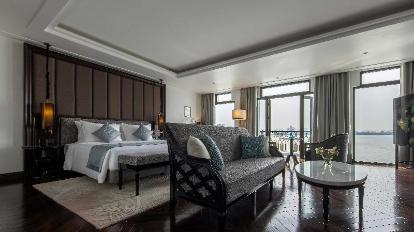 Executive Suite with Balcony - Guestroom