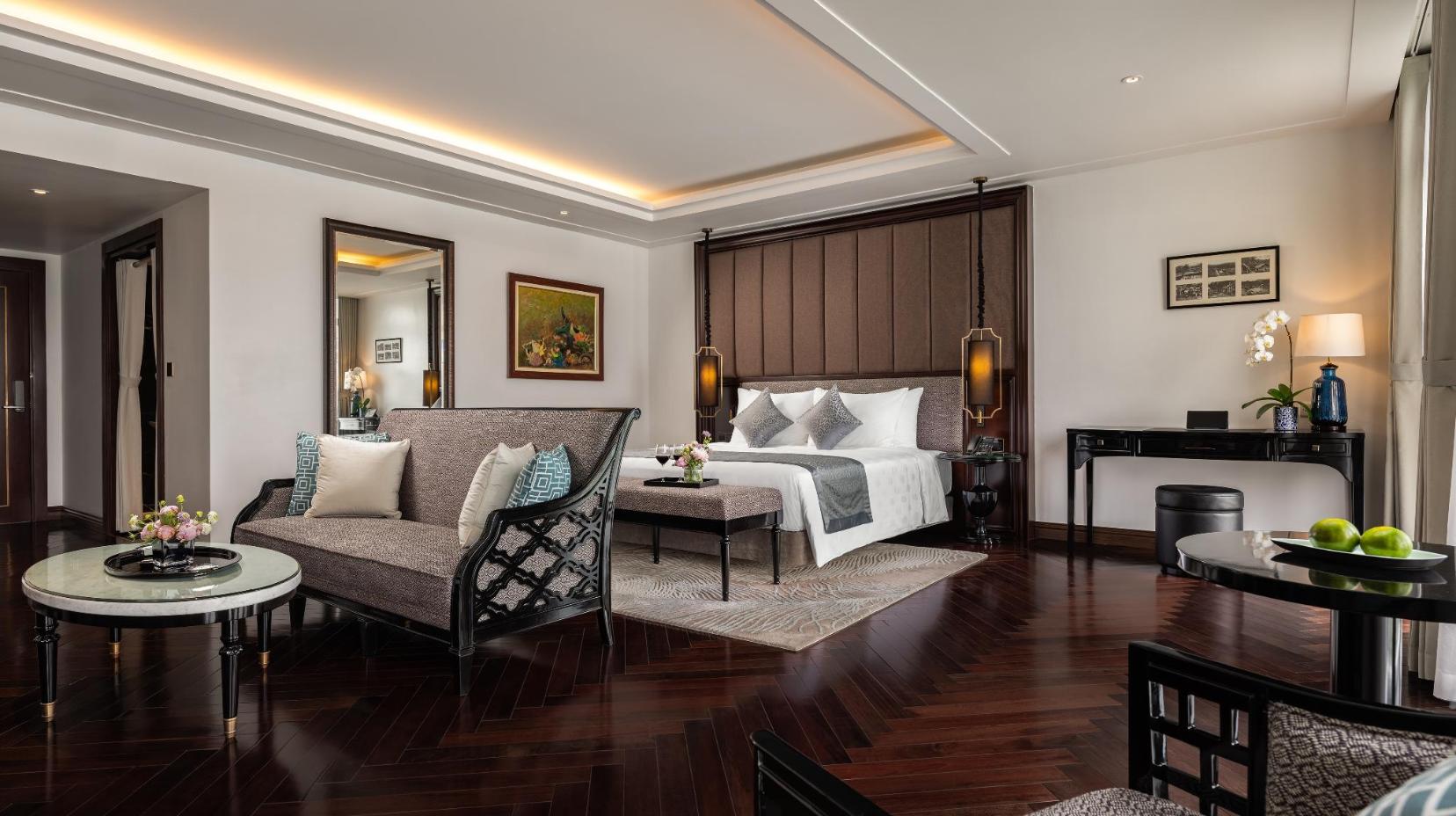 Executive Suite with Balcony - Bed