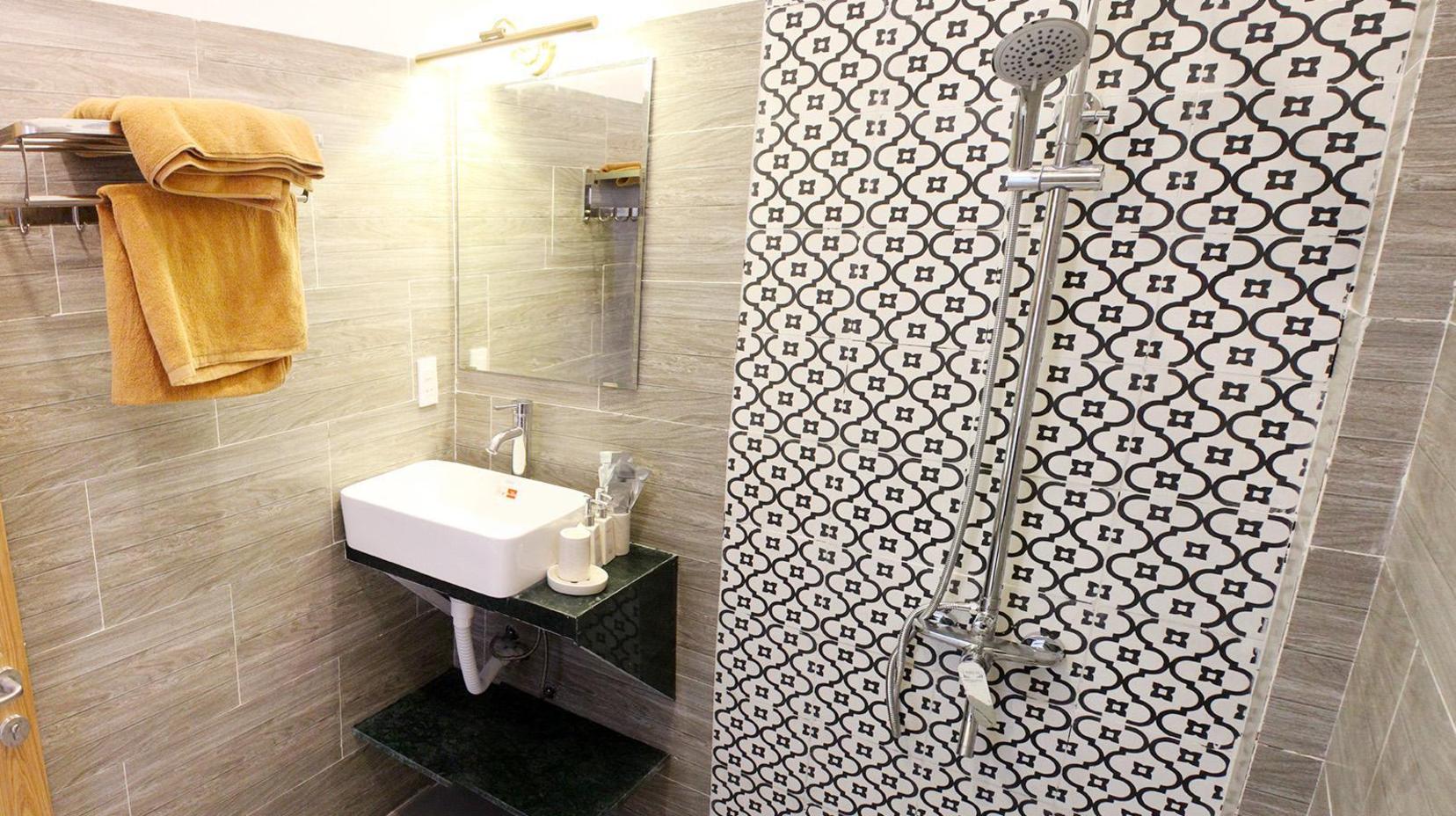 Deluxe Double Twin - Bathroom