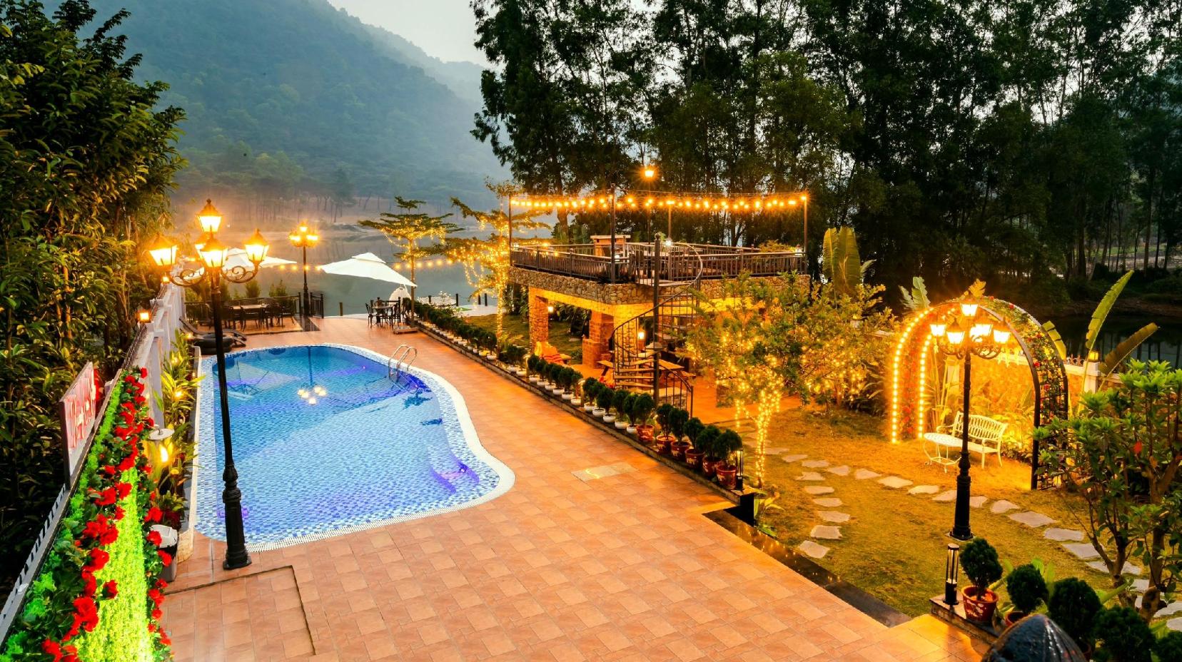 Swimming pool [outdoor]