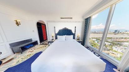 Deluxe King with Balcony - Guestroom