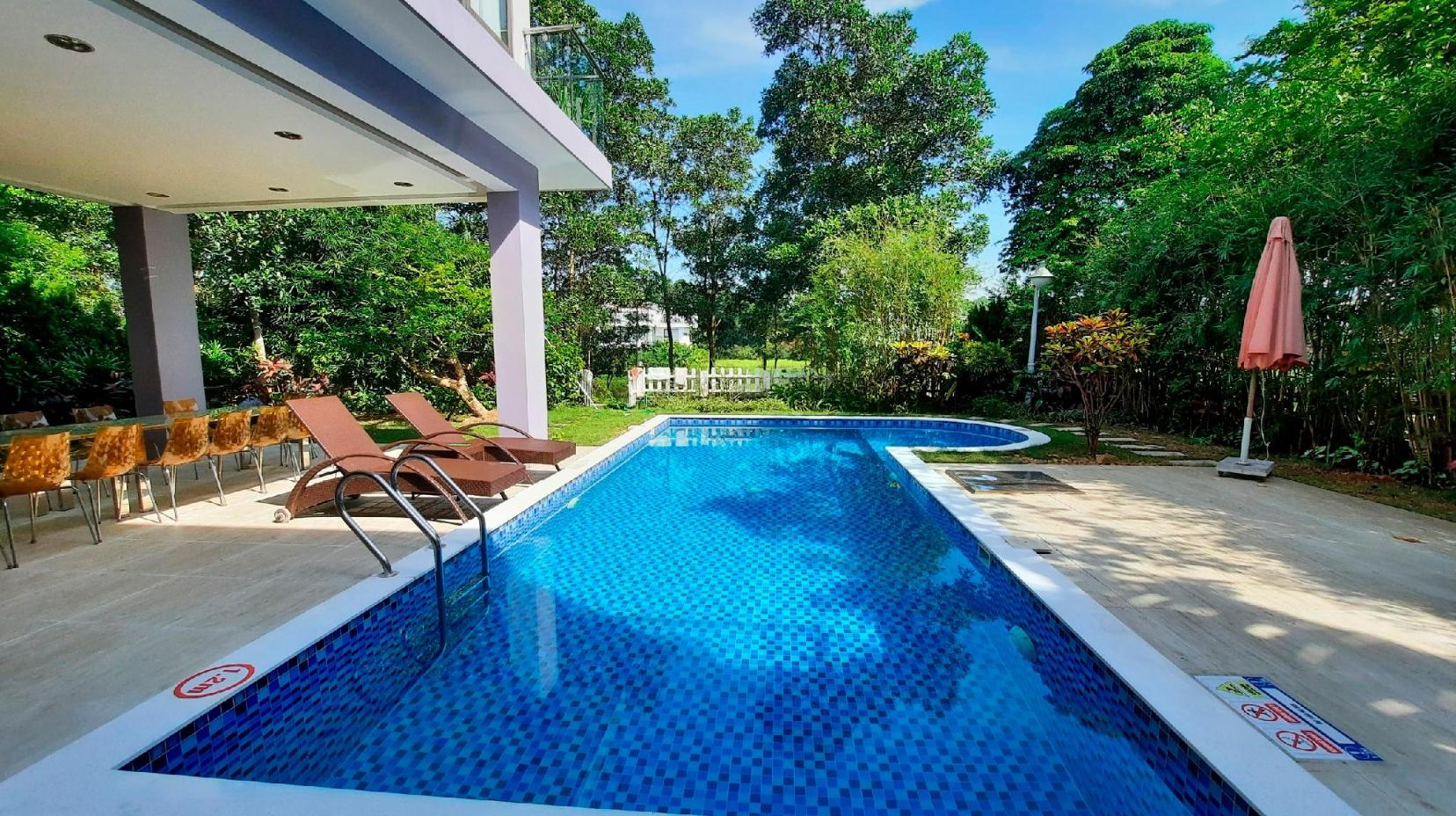 Swimming pool [outdoor]